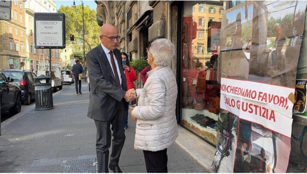 70enne sotto sfratto si ‘accampa’ a via Arenula, Sisto la incontra: “Verifiche sul caso”