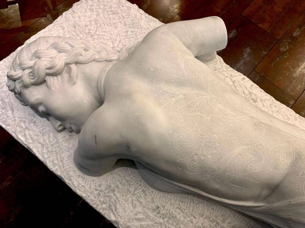 A Roma un’installazione site-specific che segna un punto d’incontro tra fede, materia e linguaggi del XXI secolo