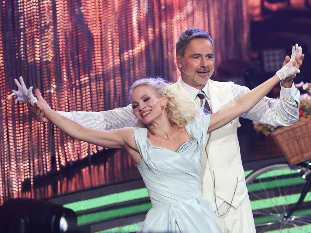 Beppe Convertini replica a Lucarelli: “Io figlio di due persone medie straordinarie”