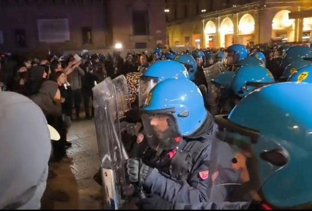 Bologna, tensione durante manifestazione Giovani Palestinesi: idranti e cariche della Polizia