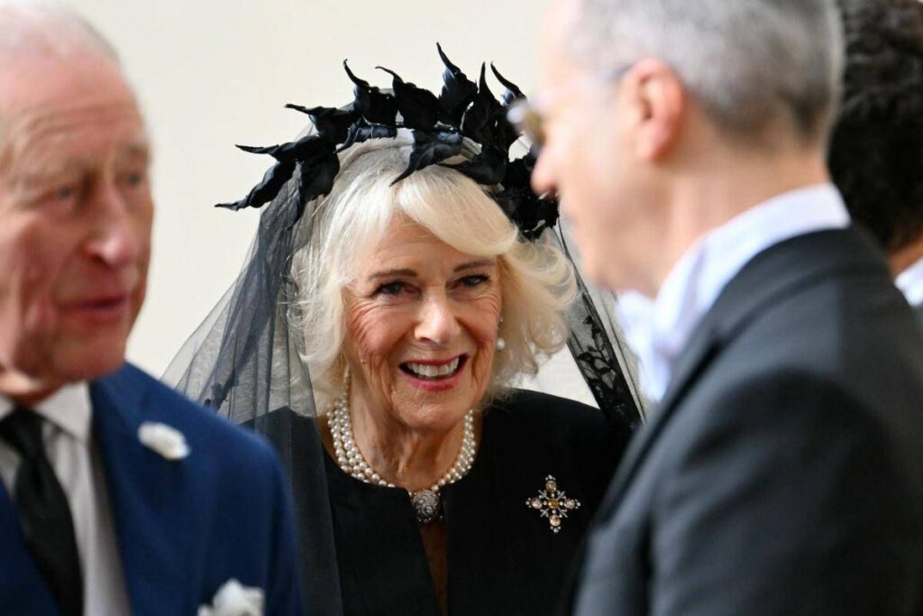 Camilla in nero in Vaticano, il velo firmato Philip Treacy nel segno della tradizione