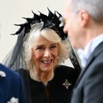 Camilla in nero in Vaticano, il velo firmato Philip Treacy nel segno della tradizione