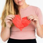 Dal poco sonno alla luce artificiale, ecco come si ammala il cuore: l’appello dei cardiologi Usa