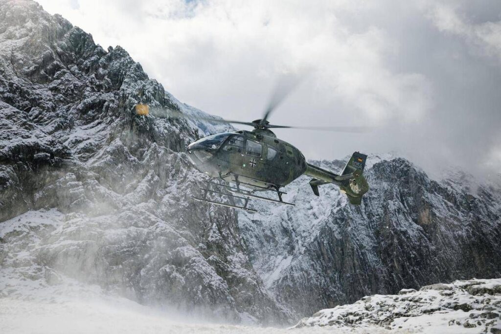 ESA: quattro astronauti europei completano addestramento elicotteri per Le missioni Lunari