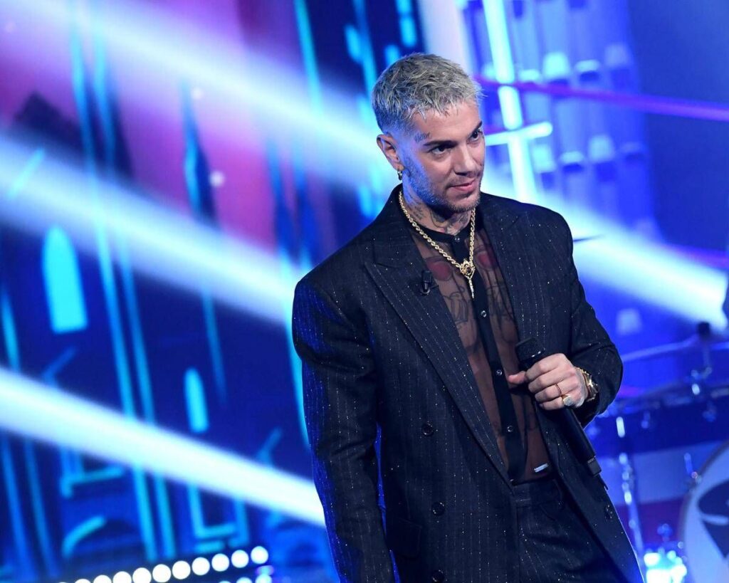 Emis Killa fa una donazione a una bimba malata ma è una truffa: “State attenti”