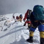 Everest, un morto e oltre 200 alpinisti ancora bloccati da bufera di neve