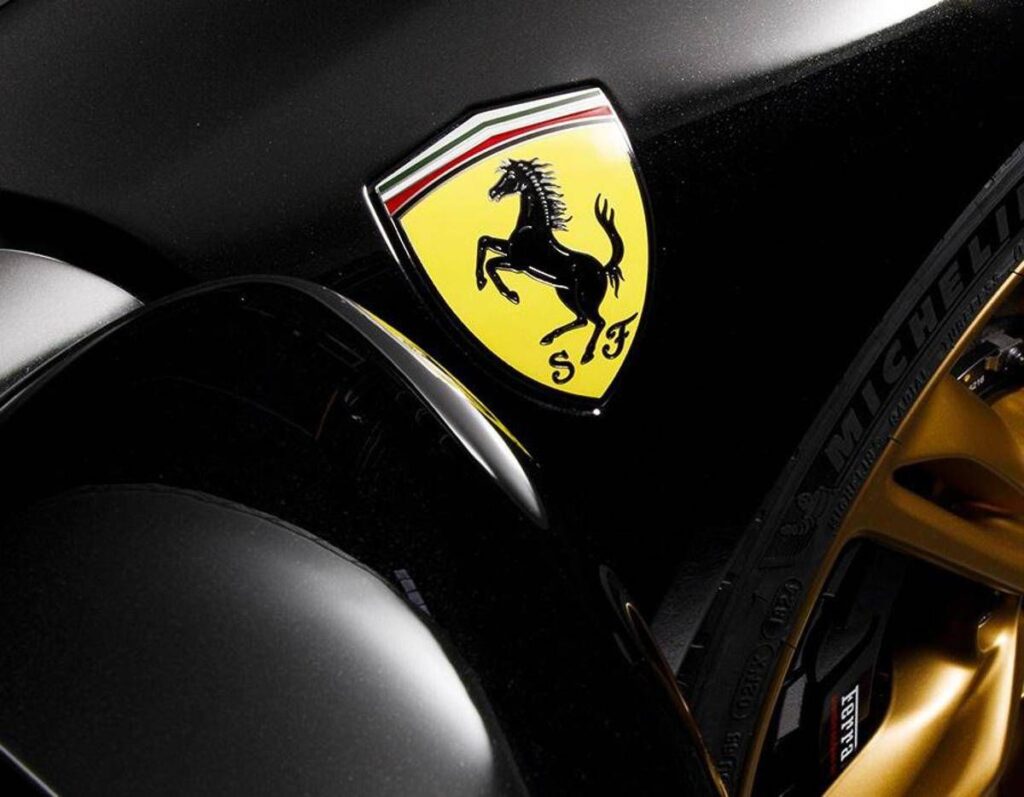 Ferrari elettrica, e non solo: 4 nuovi modelli l’anno e ricavi a 9 miliardi entro il 2030