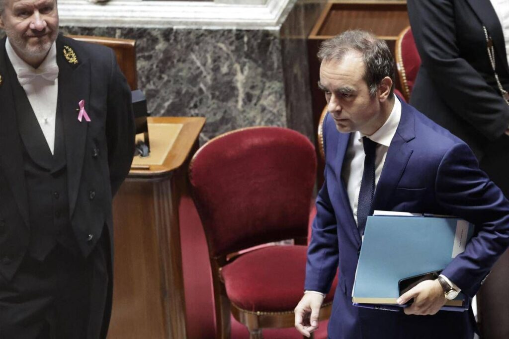 Francia, Lecornu salvo per 18 voti: respinta prima mozione di sfiducia