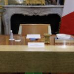 Francia, tra consultazioni e dimissioni: come funziona il Paese durante la crisi politica