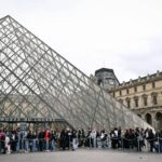 Furto al Louvre, le ipotesi sul gruppo di ladri: “Più di 4, nessuna evidenza di un complice nel museo”