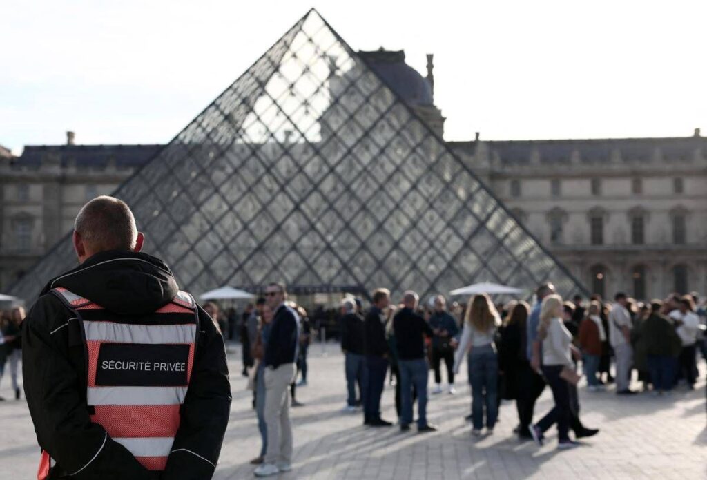 Furto al Louvre, media: “Arrestato terzo sospetto”