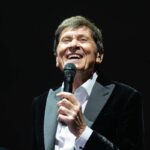 Gianni Morandi festeggia i 60 anni di ‘C’era un ragazzo’ e nel 2026 va in tour