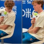 Gli cade il telefono, ma non lo raccoglie: Sinner ‘sbadato’ a Pechino