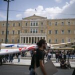 Grecia, giornata lavorativa di 13 ore: il Parlamento approva la legge