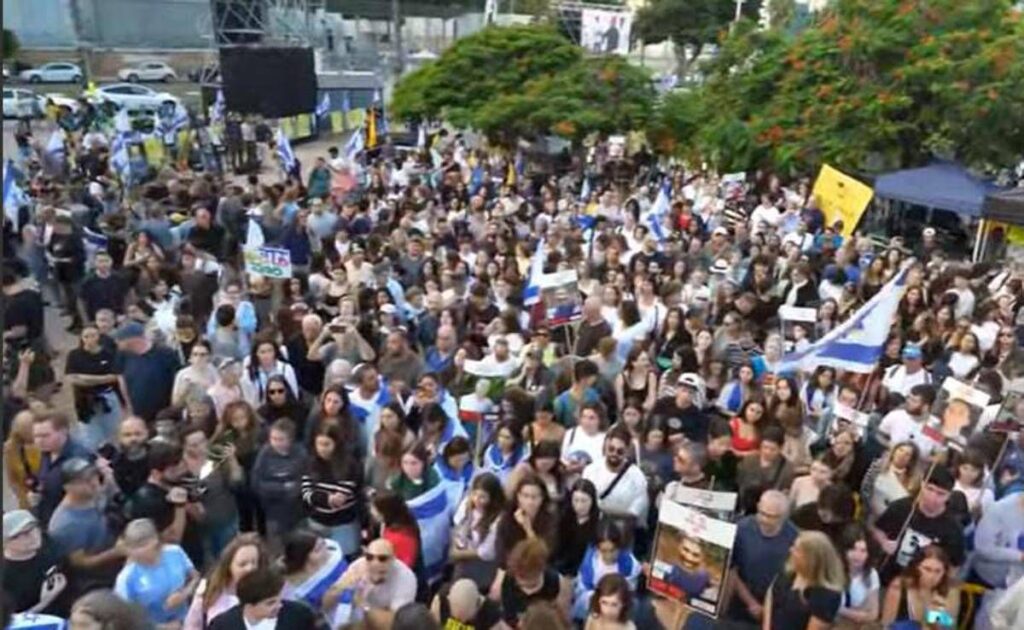 Hamas ha rilasciato i primi 7 ostaggi, consegnati alla Croce rossa