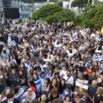 Hamas ha rilasciato i primi 7 ostaggi, consegnati alla Croce rossa