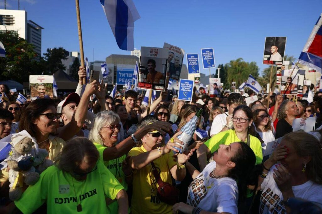 Hamas ha rilasciato i primi 7 ostaggi, consegnati alle Idf – La diretta