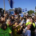 Hamas ha rilasciato i primi 7 ostaggi, consegnati alle Idf – La diretta