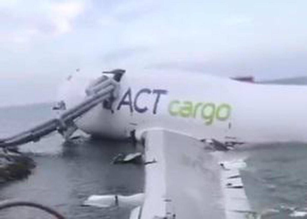 Hong Kong, aereo cargo esce di pista e finisce in mare: due morti
