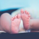 In Italia ogni anno 5 neonati vengono uccisi dalle madri, lo psichiatra: “Negano la gravidanza”