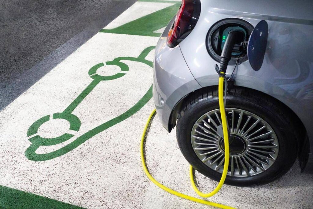 Incentivi auto elettriche, apre lo sportello per cittadini e microimprese: come fare domanda