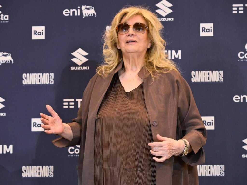 Iva Zanicchi, l’incidente dopo il concerto: saluta i fan e cade a terra