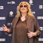 Iva Zanicchi, l’incidente dopo il concerto: saluta i fan e cade a terra