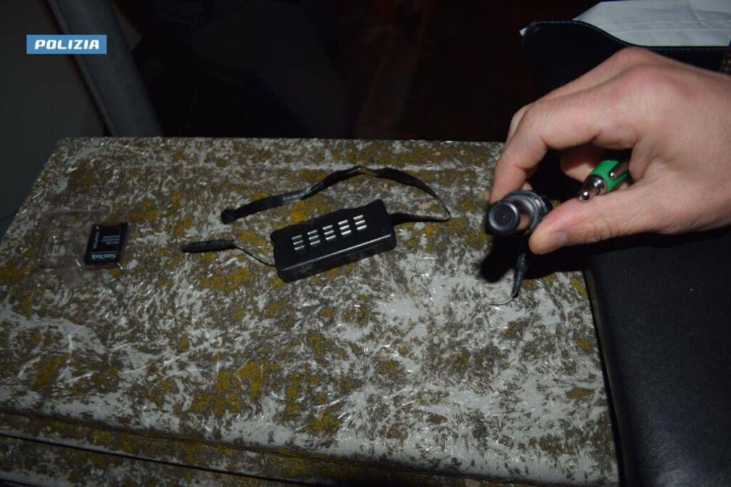 L’Aquila, spiava gli affittuari con mini webcam nascoste nei bagni: denunciato 56enne