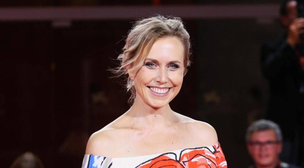 Margot Sikabonyi è mamma per la terza volta, il video annuncio dell’attrice