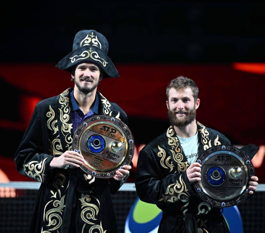 Medvedev, trionfo ad Almaty e primo successo dal 2023: lo ‘strano’ abito per la premiazione