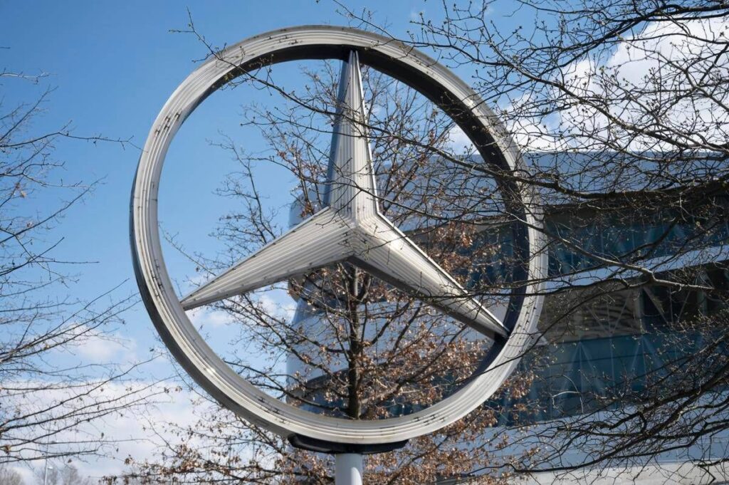 Mercedes riorganizza gruppo, ingloba società mobilità e servizi finanziari