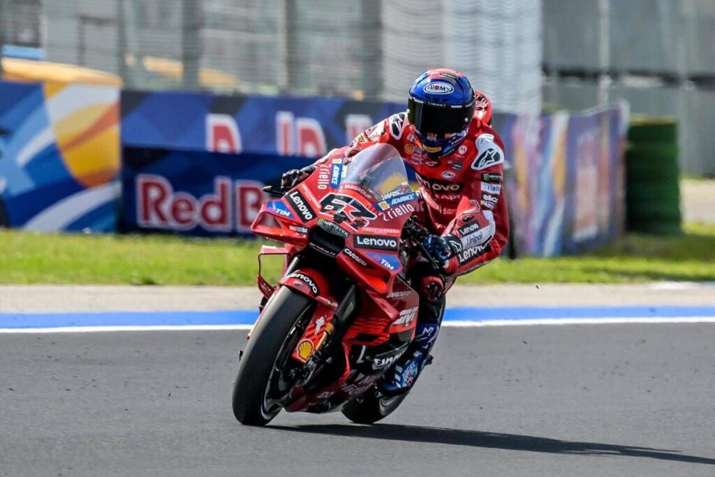 MotoGp, Bagnaia in pole nel Gp Francia davanti a Marquez e Bezzecchi. La griglia di partenza