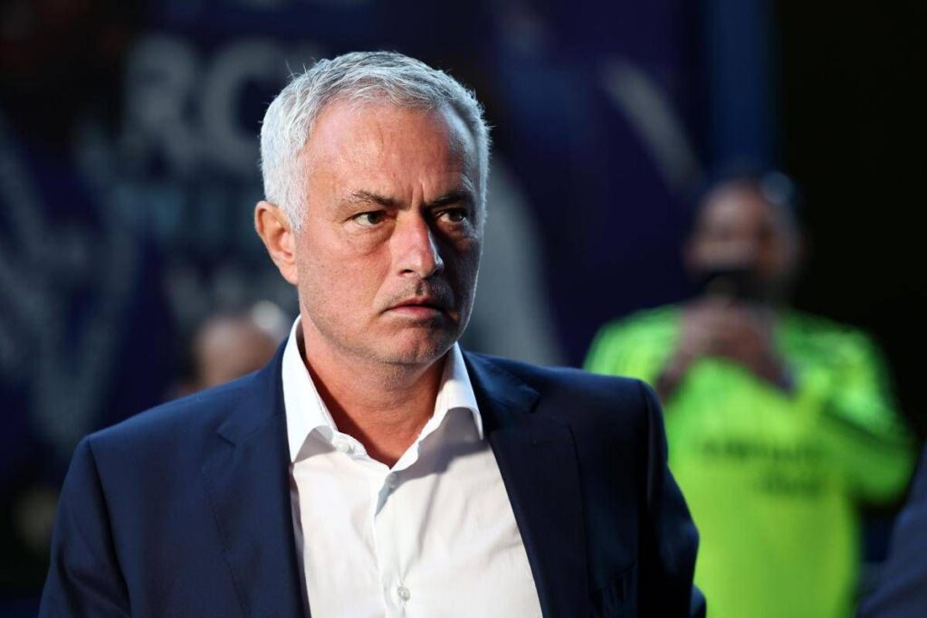 Mourinho, show contro i giornalisti: “Tu quanto guadagni?”