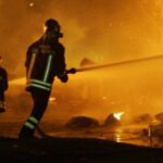 Napoli, vasto incendio a Ponticelli. Il Comune: “Tenere chiuse porte e finestre”