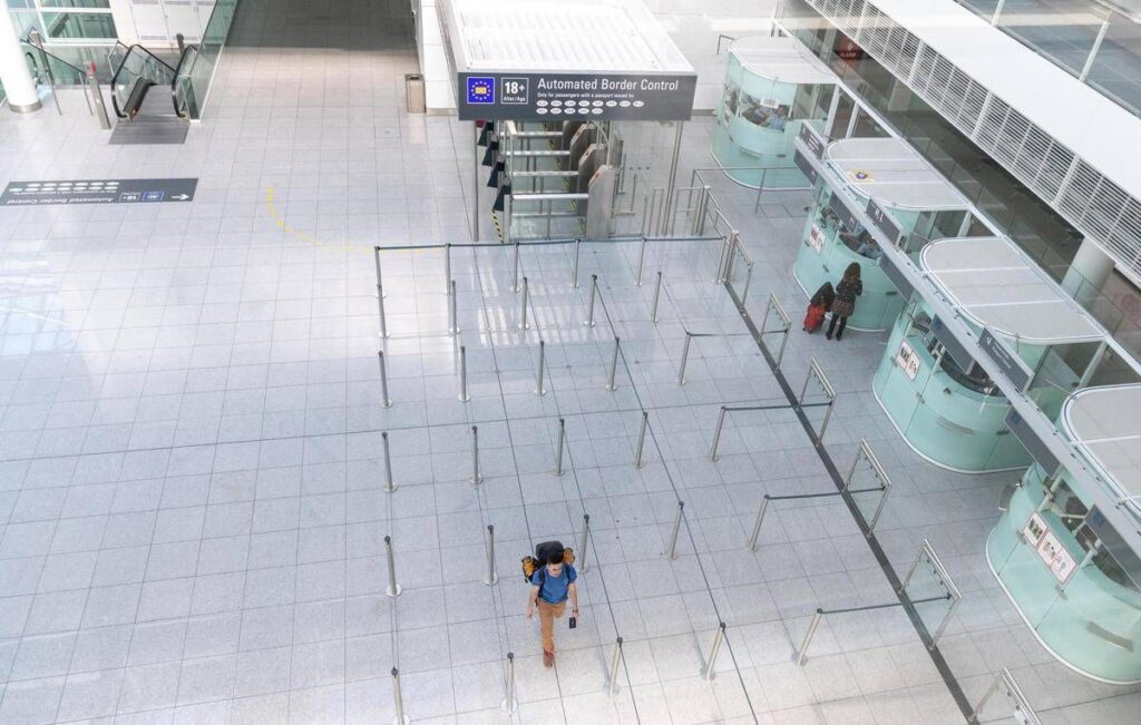 Nuovo allarme droni e disagi all’aeroporto di Monaco, poi riprendono i voli