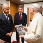 Piantedosi e Pisani dal Papa, in dono lo speciale di Polizia Moderna sul Giubileo