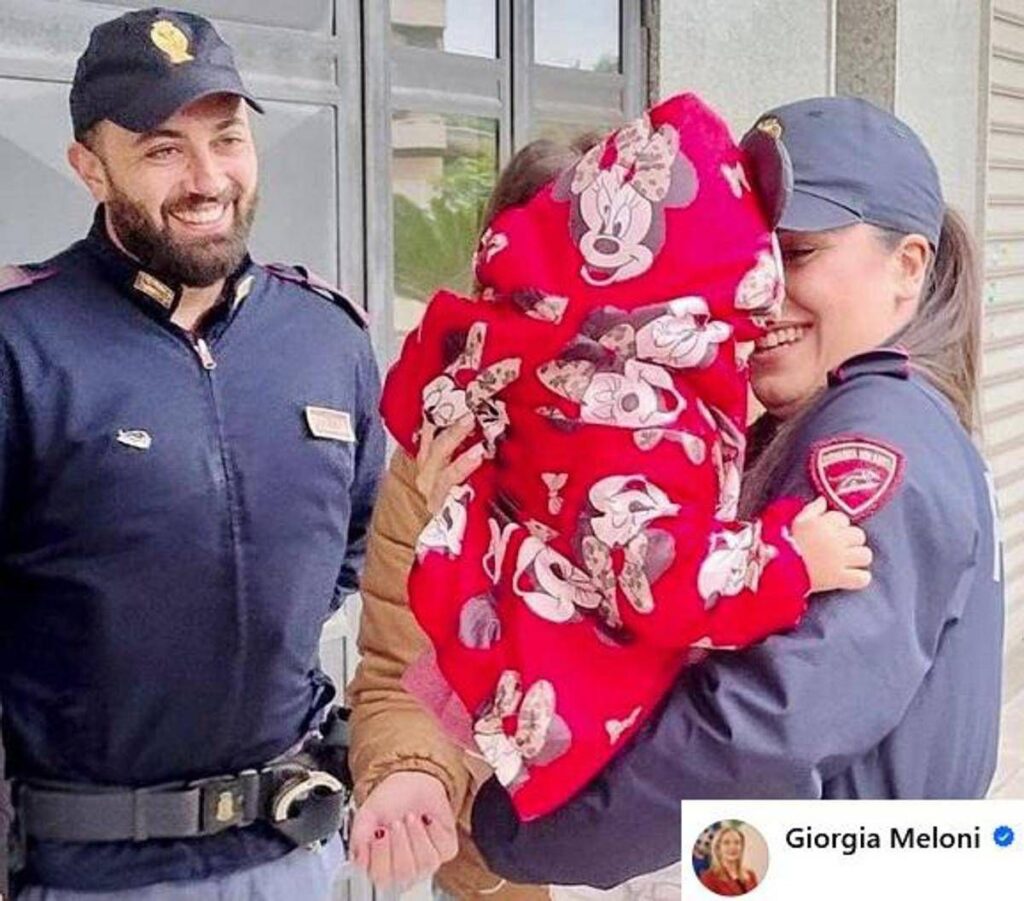 Poliziotti scortano papà che porta figlia in ospedale. Meloni: “Eroi!”
