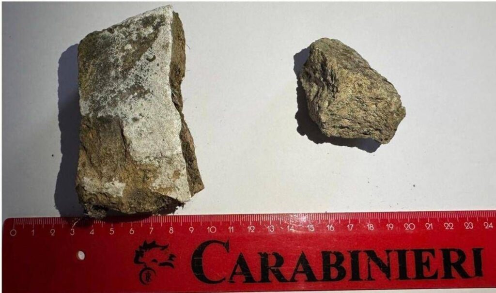 Pompei, turista americano ruba pietre dagli scavi: “Sono per ricordo”