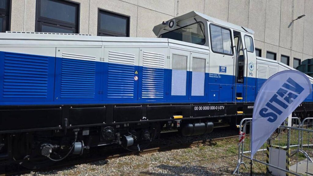 Presentata Fenhyce, la locomotiva di Sitav a idrogeno per il trasporto merci