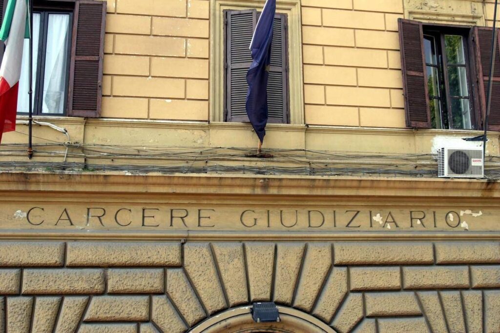 Regina Coeli, crolla parte del tetto: “Nessuno si è fatto male, ma grave pericolo”