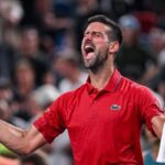 Resiste a quattro smash e vince il punto: spettacolo Djokovic a Shanghai