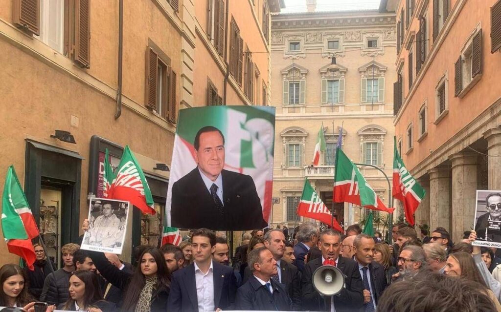 Riforma della giustizia, Forza Italia festeggia in piazza con maxi foto di Berlusconi: “Vittoria storica”