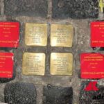 Roma, adesivi rossi con i nomi dei morti di Gaza accanto alle pietre d’inciampo