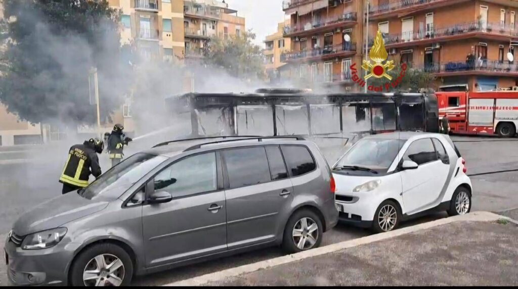 Roma, bus in fiamme: nessun passeggero ferito