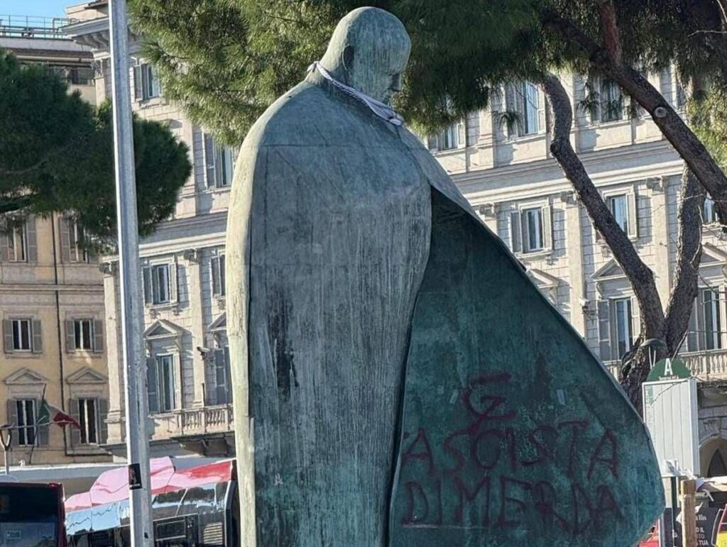 Roma, imbrattata la statua di Papa Giovanni Paolo II con falce e martello e la scritta ‘fascista’