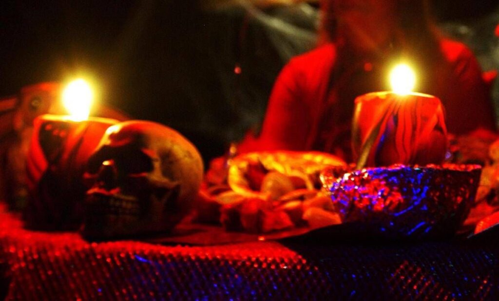 Rubano due teschi al cimitero per farne paralumi. Lo psichiatra: “Antisociali con feticismo per la morte”