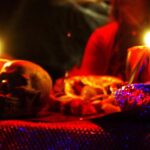 Rubano due teschi al cimitero per farne paralumi. Lo psichiatra: “Antisociali con feticismo per la morte”