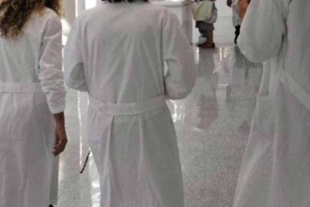 Sanità, firmato contratto per 137mila medici e sanitari: aumenti medi di 491 euro al mese