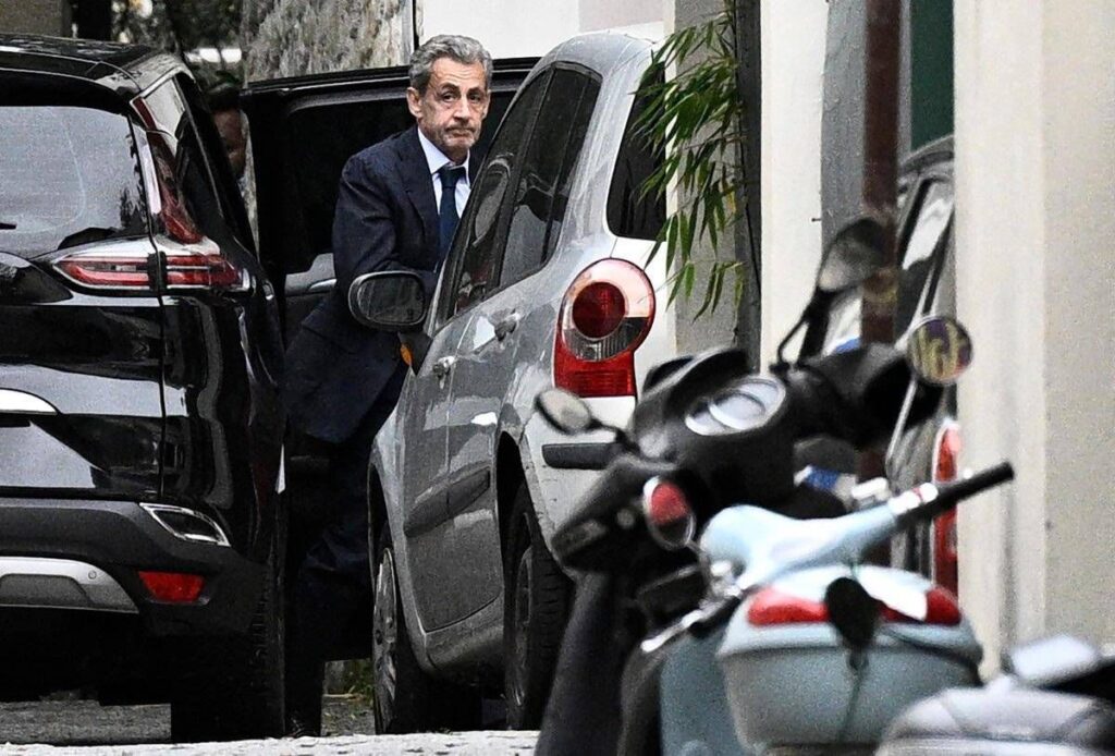 Sarkozy va in carcere, domani prima notte in cella per l’ex presidente francese