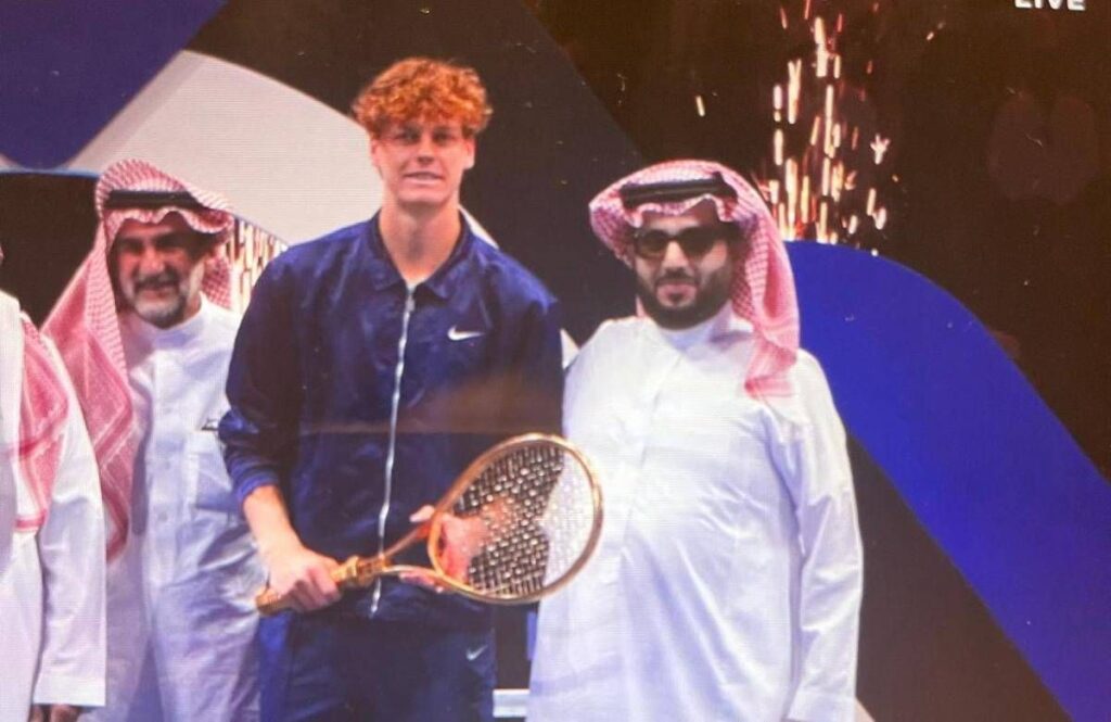 Sinner, il Six Kings Slam non vale ‘solo’ 6 milioni: per Jannik anche una racchetta d’oro